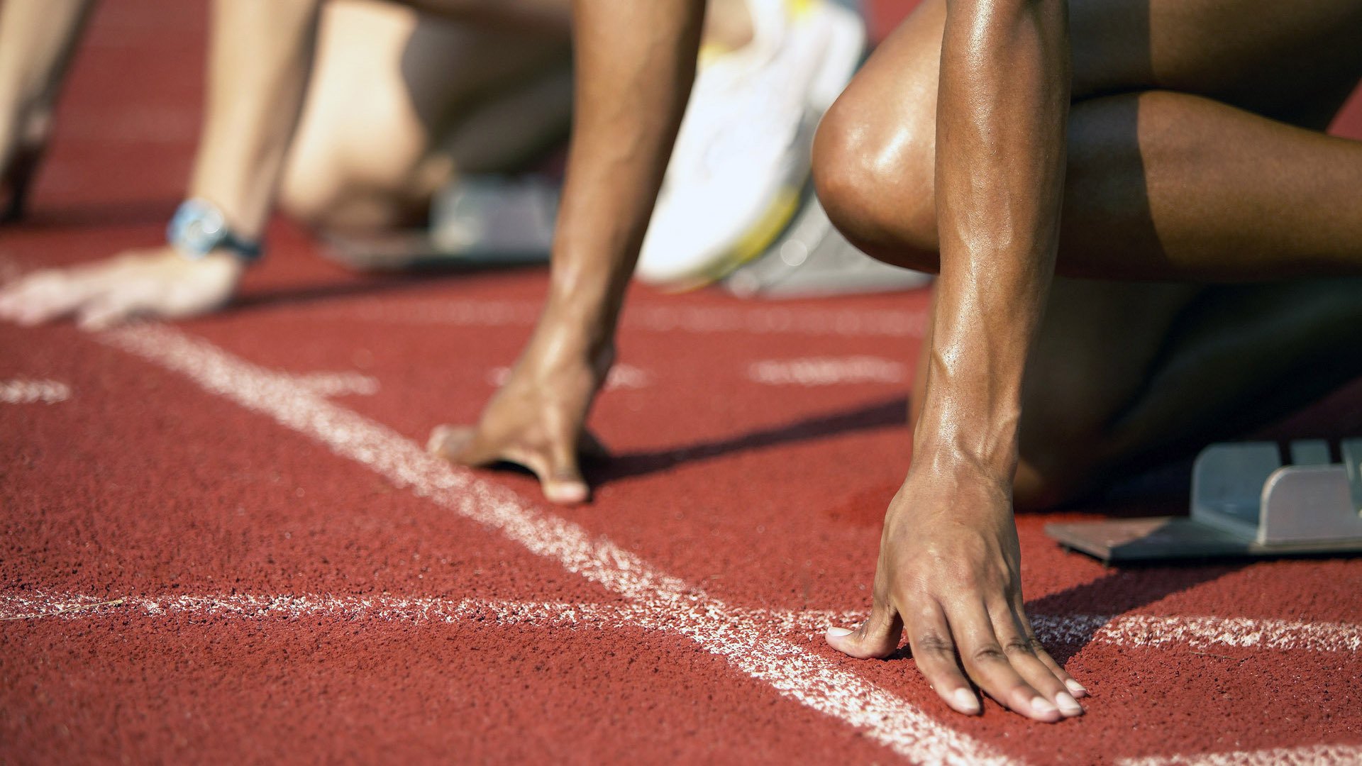 弗赖堡紧密回防限制对手传球路线,弗赖堡队